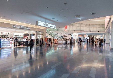 Foto de Tokyo International Haneda Airport. Departure Area with Duty Free Shops and People. - Imagen libre de derechos