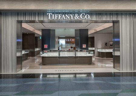 Téléchargez les photos : Aéroport international de Tokyo Haneda. Zone de départ avec boutique hors taxes. Tiffany & Co. - en image libre de droit