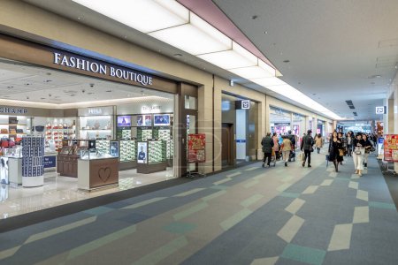 Foto de Tokyo International Haneda Airport. Departure Area with Duty Free Shops and People. - Imagen libre de derechos