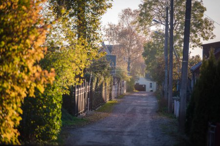 Téléchargez les photos : Old Street avec clôture et gravier. Lituanie, Europe. - en image libre de droit
