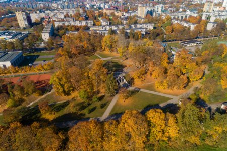 Téléchargez les photos : Public Park et River Neris à Vilnius City, Lituanie. Automne. Parc Tuskulenai - en image libre de droit