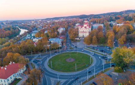 Téléchargez les photos : Roundabout and Church of St. Peter and St. Paul, Vilnius, Lithuania - en image libre de droit