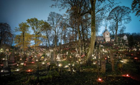 Téléchargez les photos : Catholic Cemetery Rasos in Vilnius, Lithuania. All Saints' Day November 1st - en image libre de droit