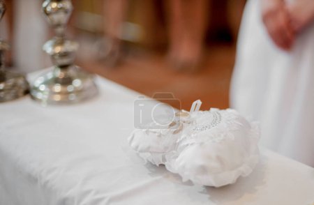 Téléchargez les photos : Anneau de mariage sur la table. Moment de mariage à l'église. - en image libre de droit