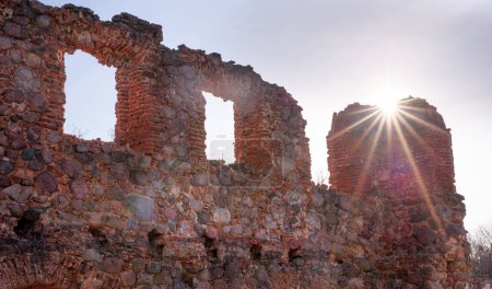 Foto de República de Paulavos en Lituania. Ruinas de ladrillos viejos. Objeto turístico en Lituania. Abandonado. - Imagen libre de derechos
