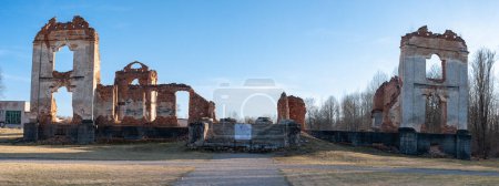 Foto de República de Paulavos en Lituania. Ruinas de ladrillos viejos. Objeto turístico en Lituania. Abandonado. - Imagen libre de derechos