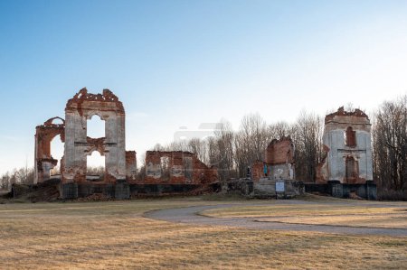 Téléchargez les photos : Paulavos Republic in Lithuania. Old Bricks Ruins. Sightseeing object in Lithuania. Abandoned. - en image libre de droit