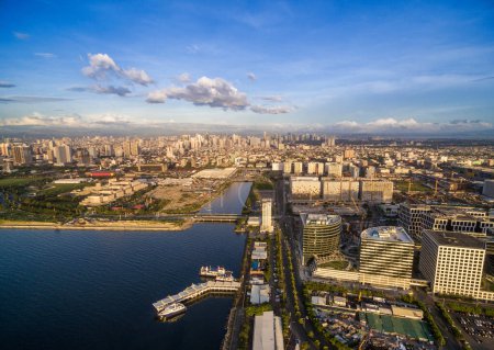 Téléchargez les photos : Paysage urbain de Manille aux Philippines. Ciel bleu et lumière du coucher du soleil. Quai au premier plan. Un drone - en image libre de droit