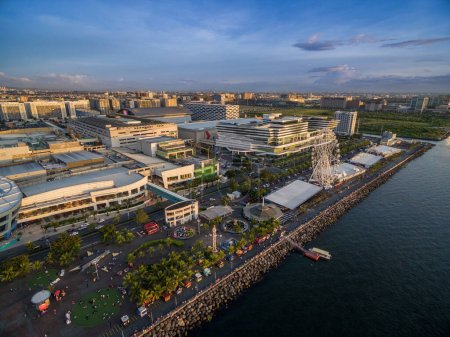 Téléchargez les photos : Mall of Asia in Bay City, Pasay, Manila Philippines with Pier and Cityscape. - en image libre de droit