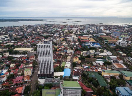 Téléchargez les photos : Paysage urbain de Cebu avec gratte-ciel et architecture locale. Province des Philippines située dans les Visayas centrales. Point de vue du drone - en image libre de droit