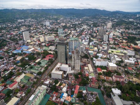 Foto de Ciudad de Cebú Paisaje urbano con rascacielos y arquitectura local. Provincia de Filipinas situada en las Visayas Centrales. Punto de vista del dron - Imagen libre de derechos