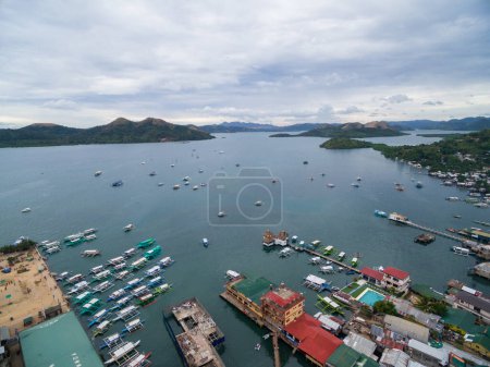 Téléchargez les photos : Coron Island aux Philippines. Paysage urbain. Vue Aérienne, Vue Par Drone - en image libre de droit