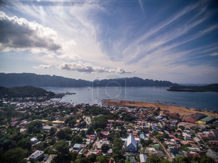Téléchargez les photos : Coron Cityscape with Pier and Sulu Sea. Palawan, Philippines - en image libre de droit