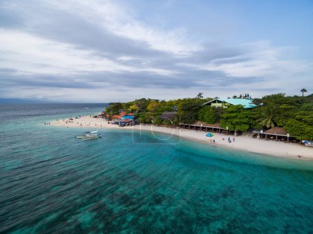 Foto de White Beach Moalboal en Cebú, Palawan, Filipinas. Barco y Océano Agua y Playa. Drone. - Imagen libre de derechos