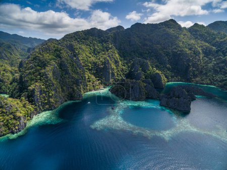 Foto de Twin Lagoon in Coron, Palawan, Philippines. Mountain and Sea. Lonely Boat. Tour A. Drone - Imagen libre de derechos