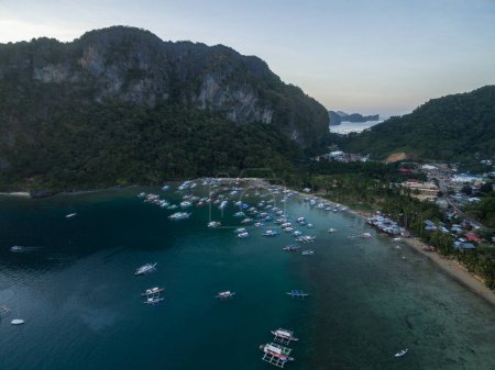 Téléchargez les photos : El Nido Landscape and Nature. Seascape with Boats in Background. Palawan, Philippines. Drone Point of View - en image libre de droit