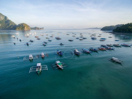Foto de El Nido Paisaje y Naturaleza. Paisaje marino con barcos en segundo plano. Palawan, Filipinas. Punto de vista del dron - Imagen libre de derechos