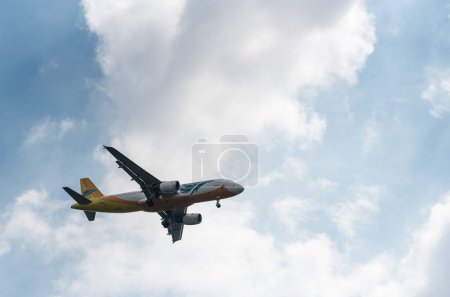 Foto de Cebu Pacific Airlines Airbus A320 RP-C3243 Landing in Manila International Airport - Imagen libre de derechos