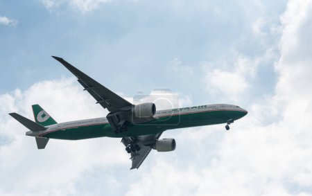 Téléchargez les photos : Atterrissage du Boeing 777 B-16705 d'Air Airlines à l'aéroport international de Manille - en image libre de droit