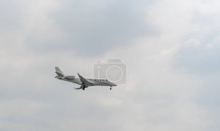 Téléchargez les photos : Gulfstream G150 Avion VH-PFV Atterrissage à l'aéroport international de Manille - en image libre de droit