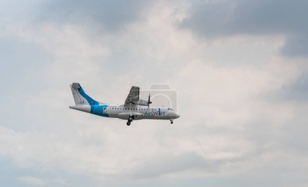 Foto de Airswift Airlines ATR 42 RP-C4205 Landing in Manila International Airport - Imagen libre de derechos
