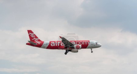 Téléchargez les photos : AirAsia Airlines Airbus A320 RP-C8986 Atterrissage à l'aéroport international de Manille - en image libre de droit