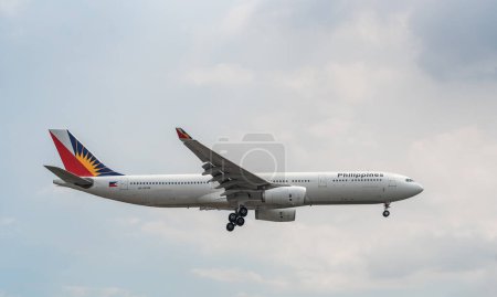 Téléchargez les photos : Philippine Airlines Airbus A330 RP-C8786 Atterrissage à l'aéroport international de Manille - en image libre de droit