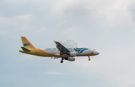 Foto de Cebu Pacific Airlines Airbus A320 RP-C3249 Landing in Manila International Airport - Imagen libre de derechos