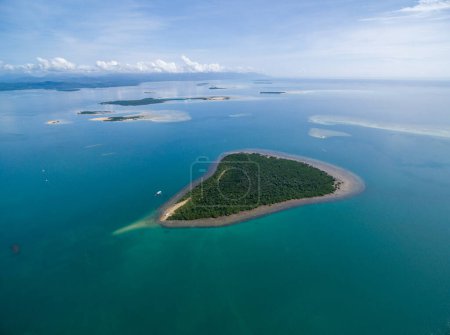 Téléchargez les photos : Honda Bay and Canon Island in Puerto Princesa, Palawan, Philippines. Beautiful Landscape with Low Tide Sulu Sea and Boats - en image libre de droit