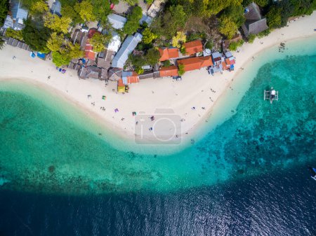 Téléchargez les photos : White Beach Moalboal in Cebu, Palawan, Philippines. Boat and Ocean Water and Beach. Drone - en image libre de droit