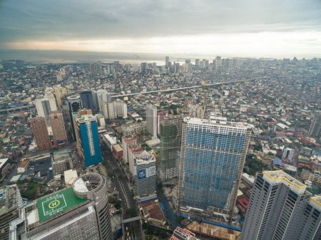 Téléchargez les photos : Paysage urbain de Manille, ville de Makati avec bâtiments d'affaires et ciel nuageux. Philippines. Gratte-ciel en arrière-plan. - en image libre de droit