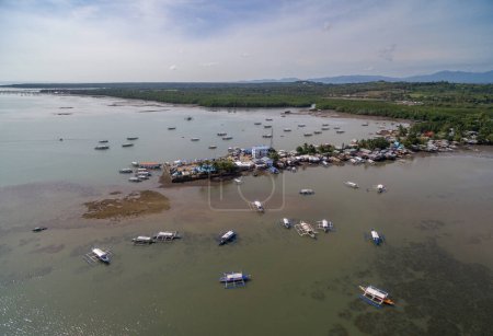 Téléchargez les photos : Honda Bay et Sta. Lourdes Wharf à Puerto Princesa, Palawan, Philippines. Beau paysage avec mer de Sulu à marée basse et bateaux - en image libre de droit