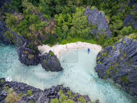 Téléchargez les photos : Hidden Beach in Matinloc Island in El Nido, Palawan, Philippines. Tour C route and Sightseeing Place - en image libre de droit