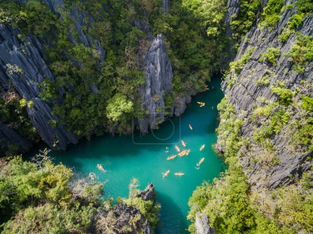 Téléchargez les photos : Petite lagune à El Nido, Palawan, Philippines. Visite d'un lieu touristique. - en image libre de droit