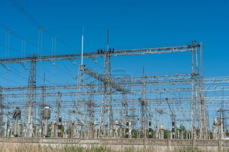 Foto de High power electricity poles in urban area. Energy electricity transmission, high voltage supply. Power Lines - Imagen libre de derechos