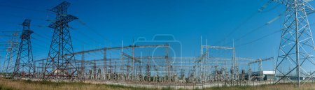 Foto de High power electricity poles in urban area. Energy electricity transmission, high voltage supply. Power Lines - Imagen libre de derechos