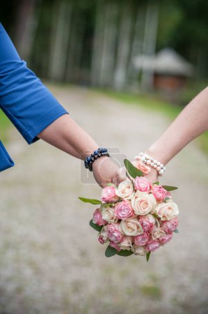 Téléchargez les photos : Young Woman Couple Holds Hand with Wedding Flower Bouquet. - en image libre de droit