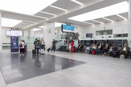 Foto de International Mexico Airport Interior Departure Area with Passengers - Imagen libre de derechos