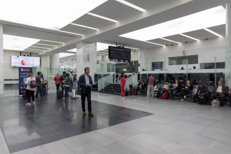 Téléchargez les photos : Aire de départ intérieure de l'aéroport international du Mexique avec passagers - en image libre de droit