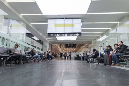 Téléchargez les photos : International Mexico Airport Interior Departure Area with Passengers - en image libre de droit