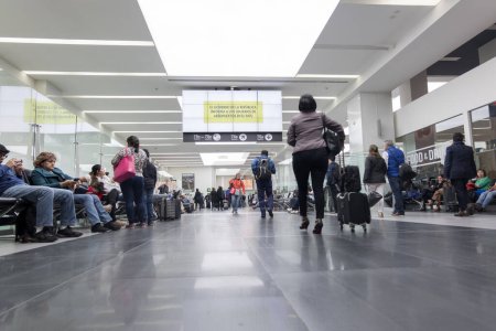 Téléchargez les photos : International Mexico Airport Interior Departure Area with Passengers - en image libre de droit