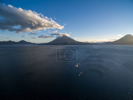 Foto de Volcán San Pedro y Volcán Atitlán en Fondo. Lago Atitlán en primer plano. Lugar de interés turístico en Guatemala - Imagen libre de derechos