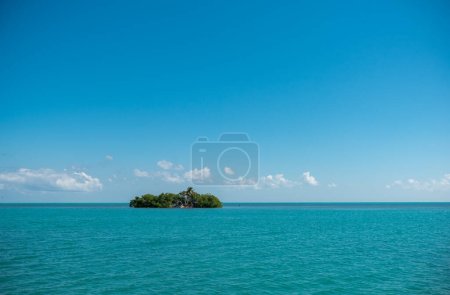 Unbekannte einsame Insel in der Karibik. Klares blaues Wasser und Himmel. Einsames Gebäude im Hintergrund. Karibische Insel
