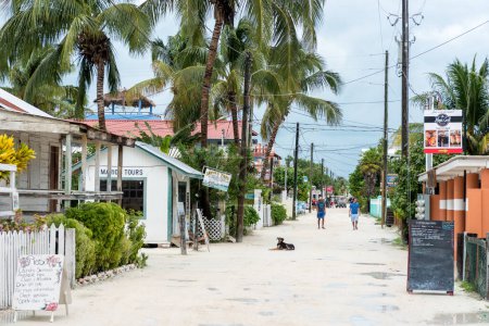 Foto de Isla Caye Caulker en el Mar Caribe. Sandy Street con arquitectura local y gente. Belice - Imagen libre de derechos