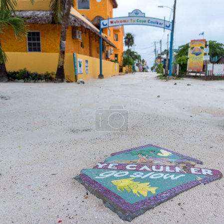 Téléchargez les photos : Caye Caulker Island Sign. Go Slow. Belize. Caribbean Island - en image libre de droit