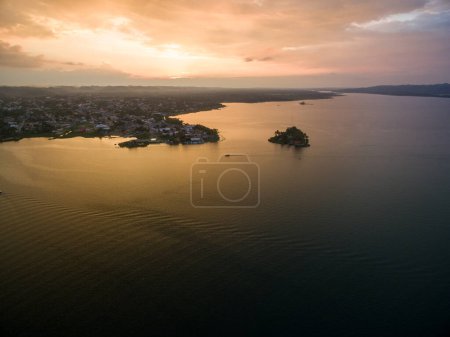 Téléchargez les photos : Flores island in Guatemala. Peten Itza Lake - en image libre de droit