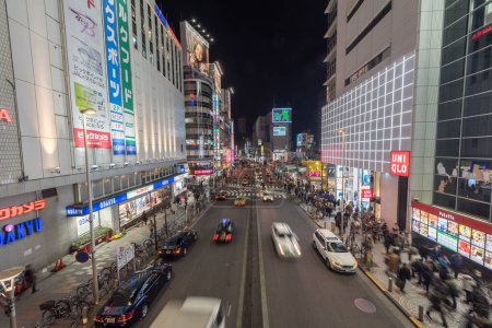 Foto de Tokyo Shinjuku Station. Evening Long Exposure Street Photo. Blurry Traffic. Japan - Imagen libre de derechos