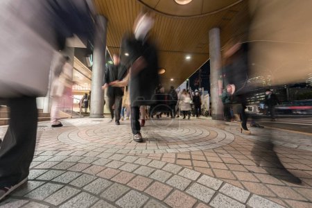 Foto de Estación Shinjuku de Tokio. Noche Larga Exposición Calle Foto. Gente borrosa. - Imagen libre de derechos