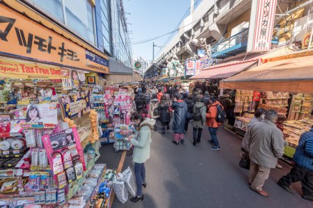 Foto de Calle comercial Ameyoko en Tokio. Ameyoko es una calle de mercado concurrida a lo largo de las vías de la línea Yamanote entre Okachimachi y las estaciones de Ueno. Ver comida. - Imagen libre de derechos
