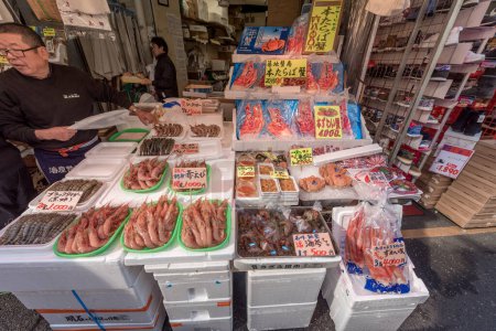 Foto de Calle comercial Ameyoko en Tokio. Ameyoko es una calle de mercado concurrida a lo largo de las vías de la línea Yamanote entre Okachimachi y las estaciones de Ueno. Ver comida. - Imagen libre de derechos